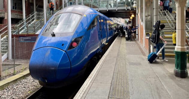 FirstGroup's open access operator Lumo train at Edinburgh station (CC BY SA) THEFROG001/WIKIMEDIA COMMONS. Cropped image.