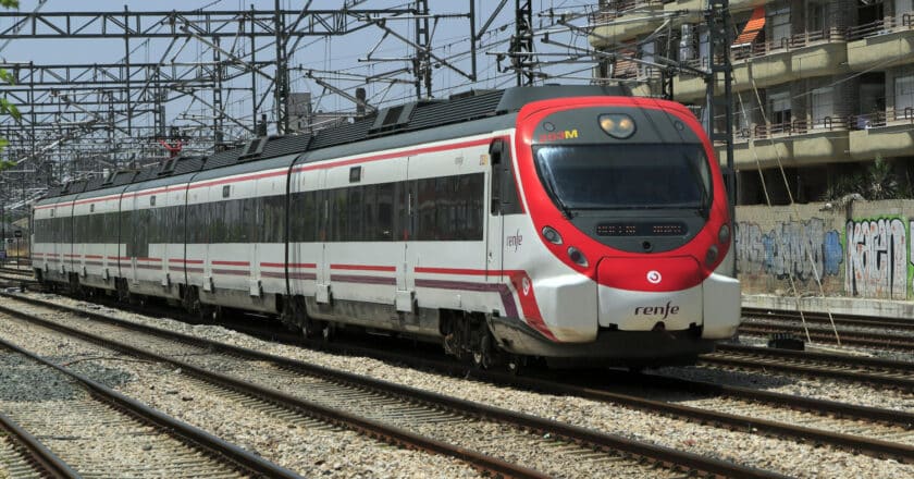 Civia 465 series train of Renfe Cercanías Valencia (CC BY SA) FALK2/WIKIMEDIA COMMONS. Cropped image.
