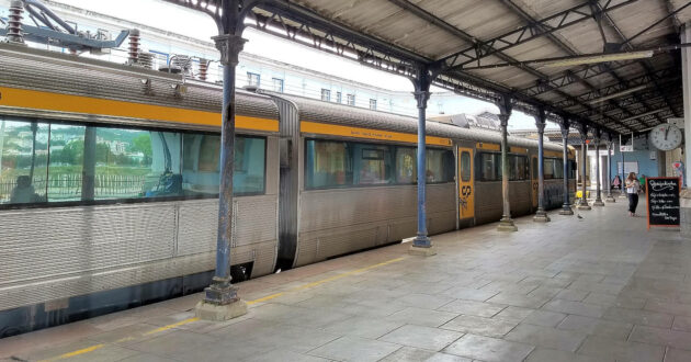 Platform at Coimbra station with a CP regional train (CC BY SA) ESTELA MARÍA GÓMEZ MARTÍN-WIKIMEDIA COMMONS. Cropped image.