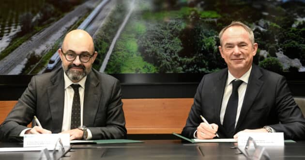 Pedro Marco de la Peña, Chairman of Adif AV and Jean-Christophe Laloux, Director General of the EIB, during the signing ceremony. © ADIF