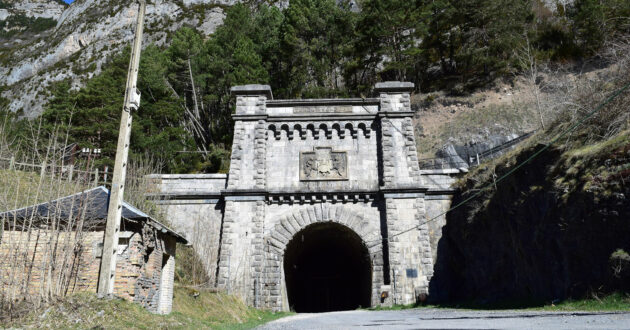 Mouth of the Somport tunnel on the Spanish side (CC BY SA) MARC CELEIRO-WIKIMEDIA COMMONS. Cropped image.