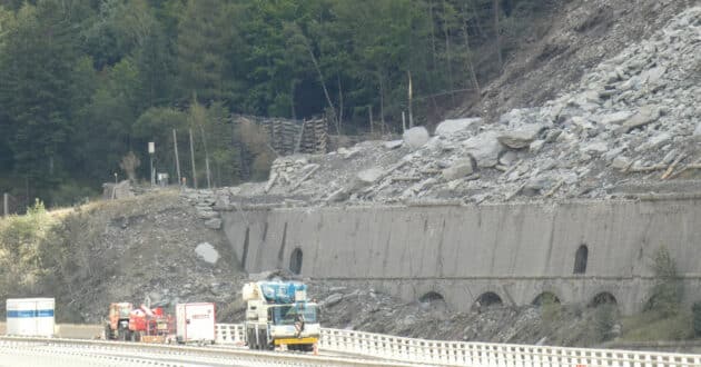 First works after the landslide that cut off rail traffic on the Frejús line (CC BY SA) DAVID.MONNIAUX-WIKIMEDIA COMMONS. Cropped image.