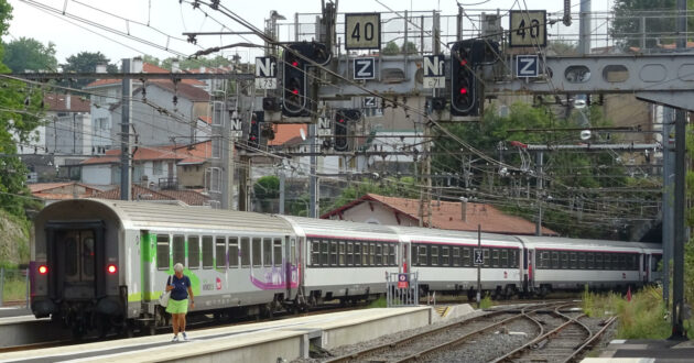 Intercités de nuit Paris-Hendaye leaving Bayonne station (CC BY SA) REMONTEES-WIKIMEDIA COMMONS. Image cropped.