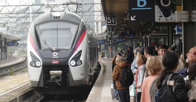 Alstom's Coradia Liner, used on the Intercités awarded to SNCF, at Lyon-Part Dieu station (CC BY SA) SMILEY.TOERIST. Cropped image.