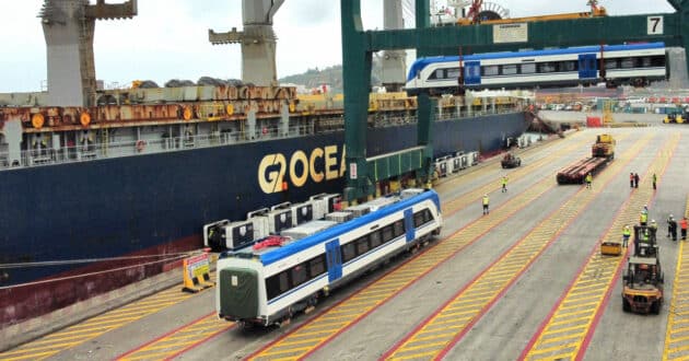 Unloading of two SFE-100 series cab cars at the port of San Antonio. © EFE - TRENES DE CHILE.