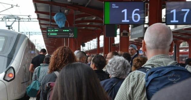 People entering an AVE train of the 106 series to La Coruña. © MIGUEL BUSTOS.