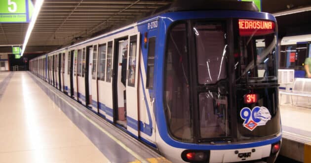 Series 2000-B train of the Madrid metro at Casa de Campo station on line 5. © MIGUEL BUSTOS.