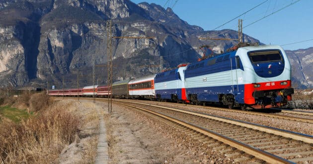 European Sleeper train with two E402 locomotives on their way to Venice © ANDREA DE BERTI.