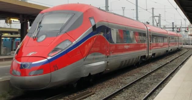 Frecciarossa 1000 train, used for the Paris-Milan route, at Paris-Gare de Lyon station (CC BY SA) RÉDA TP - Wikimedia Commons. Cropped image.