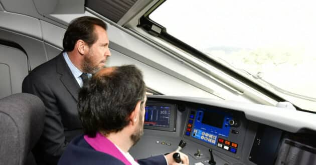 Minister Óscar Puente in the cab of the Avril 106-060 in Extremadura. © MINISTRY OF TRANSPORT AND SUSTAINABLE MOBILITY.