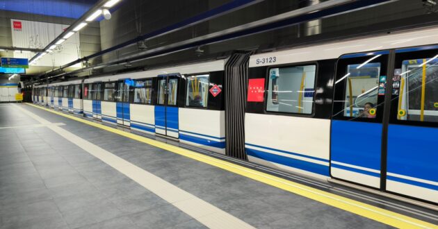 Train on line 3 of the Madrid metro with passengers in El Casar. © MIGUEL BUSTOS.