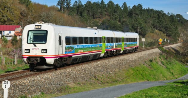Series 594 Media Distancia train running between Orense and Santiago (CC BY SA) PABLO NIETO ABAD-Flickr. Cropped image.