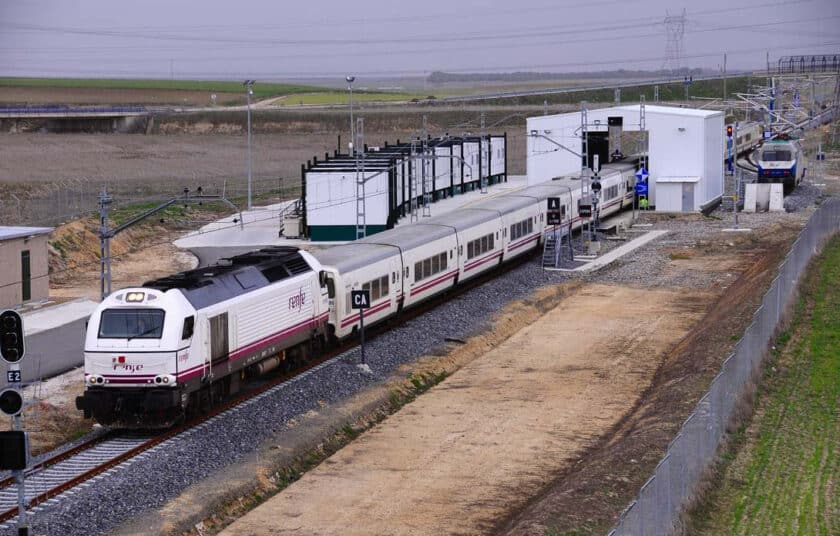 Composición Talgo VI en el cambiador de ancho de Medina del Campo en 2010. (CC BY SA) MANU269-Wikimedia Commons. Imagen recortada.