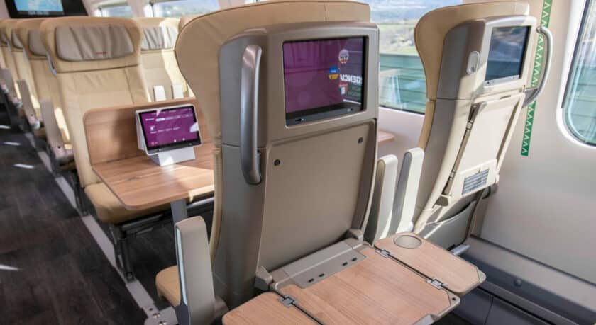 Detalle de las pantallas en los asientos de los trenes de la serie 106, Talgo Avril. © RENFE