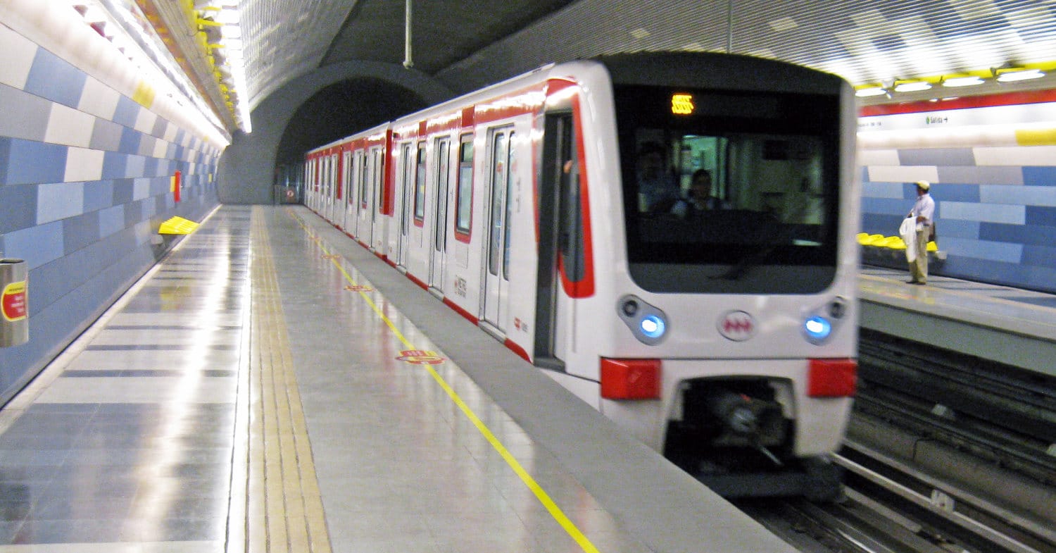 Tyre failure causes chaos on Santiago metro line 1