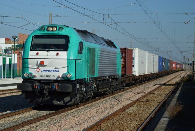 Tren de mercancías de la empresa privada Transfesa. (CC BY SA) ÁLVARO ARRANS-Wikimedia Commons.