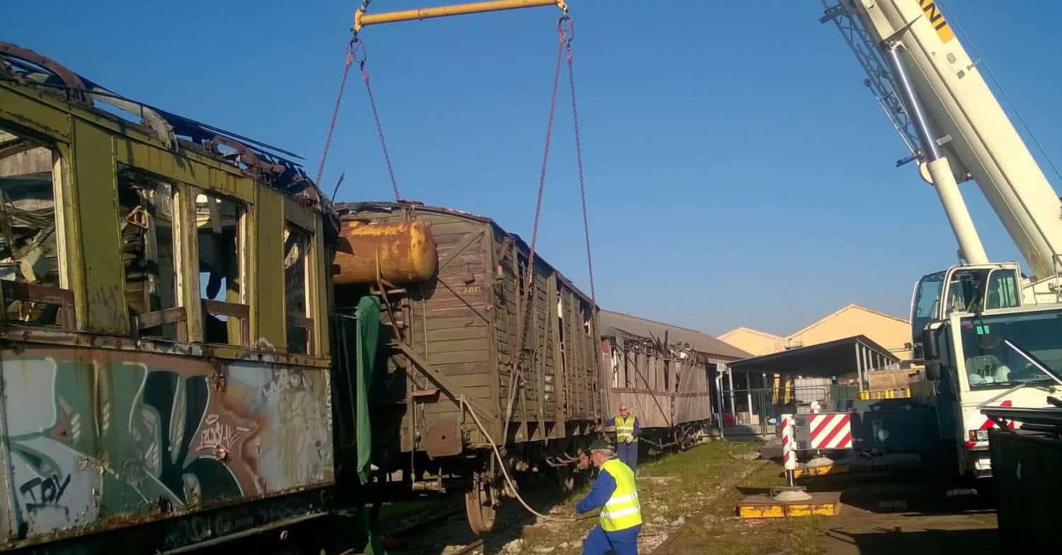 Renfe envía al desguace 5 coches de madera de Vilanova