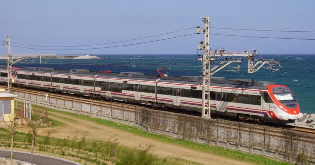 Tren de Rodalies circulando por Mataró. (CC BY SA) 1997-Wikimedia Commons. Imagen recortada.