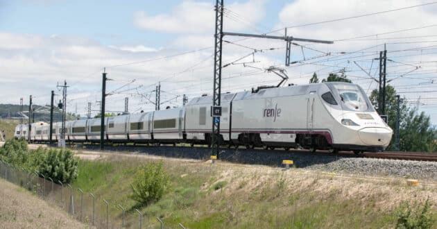 Tren de la serie 730 de Renfe cubriendo el Alvia Madrid-Badajoz. © MINISTERIO DE TRANSPORTES Y MOVILIDAD SOSTENIBLE.