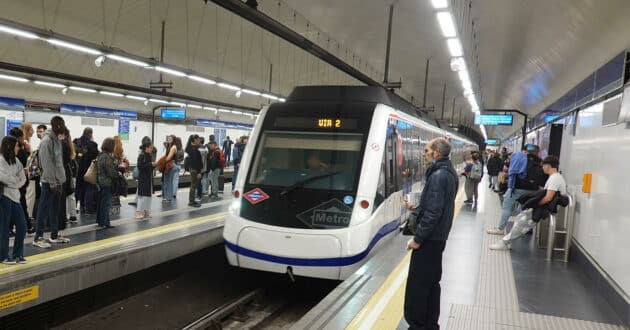 Series 8000-2ª train at Avenida de América station on line 6. (CC BY SA) SMILEY.TOERIST-Wikimedia Commons. Cropped image.