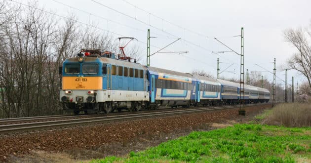 Intercity train of the Hungarian MÁV (CC BY SA) NELSO SILVA-Flickr. Image cropped.