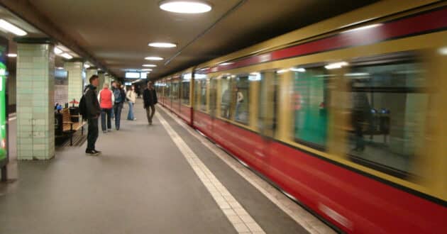 Berlin S-Bahn train at Brandenburger Tor station (CC BY SA) GALIO-Flickr. Image cropped.