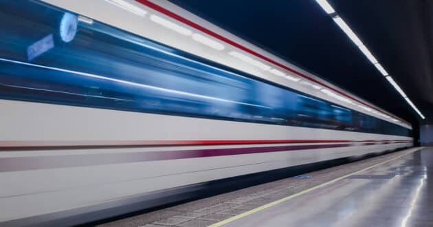 Tren de Cercanías saliendo de una estación. GONTZAL CEPEDA-Unsplash.