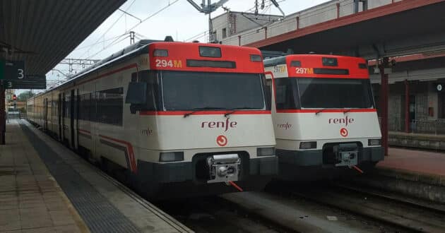 Trenes de la serie 447 de Renfe en la estación de Irún. (CC BY SA) REMONTEES-Wikimedia Commons. Imagen recortada.