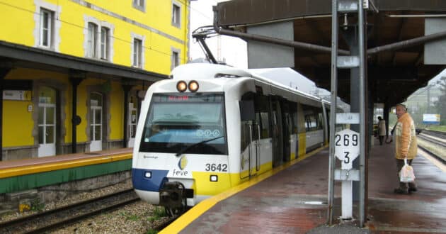 Train of the 436 series (ex-3600 of Feve) at Pravia station, where Adif will renew the track (CC BY SA) SMILEY.TOERIST-Wikimedia Commons. Cropped image.