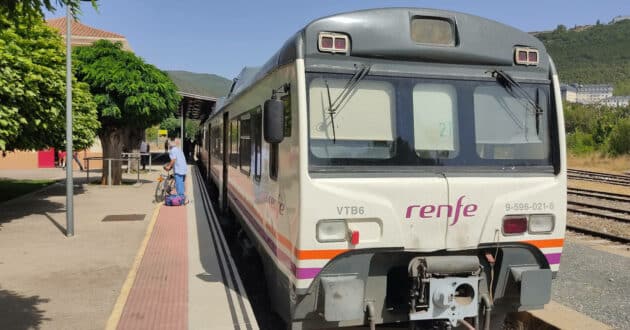 Tren de la serie 596, cuando aún prestaba servicio en 2021, en la estación de Jaca. (CC BY SA) ARNAUCC.