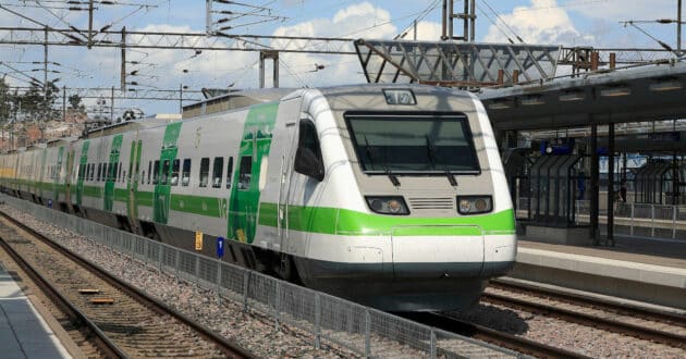 Pendolino from the Sm3 series of the Finnish VR in Helsinki (CC BY SA) FALK2-Wikimedia Commons. Image cropped.
