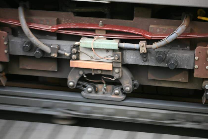 Patín de un tren del Chicago L frotando la cabeza de un tercer carril para obtener energía. (CC BY SA) DANIEL SCHWEN-Wikimedia Commons