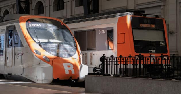 Rodalies trains at Barcelona's France station (CC BY SA) NOAH TORO I CALZADO-Wikimedia Commons. Cropped image.