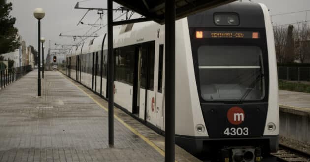 Tren de la serie 4300 de FGV en los andenes de la estación de Castelló. (CC BY SA) JESUSMARINETTO-Wikimedia Commons. Imagen recortada.