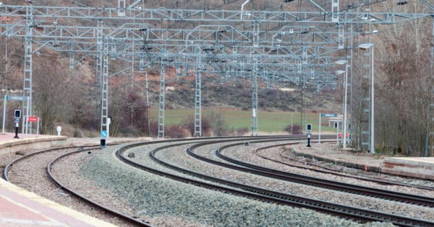 Vías de la estación de Torralba, de donde parte la línea que va a Soria. (CC BY NC SA) ANTONIO ALELU-Flickr. Imagen recortada.
