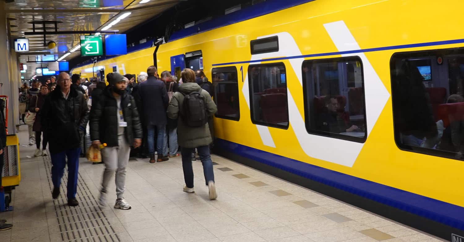 Dutch rail blackout leaves Schiphol airport without trains