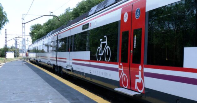Cercanías Madrid Civia unit with the new signage for bicycle spaces. © RENFE.