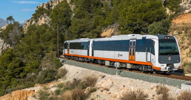 Tren de la serie 2500 de FGV circulando entre Altea y Calpe. (CC BY SA) DAVID GRUBER-Wikimedia Commons. Imagen recortada.