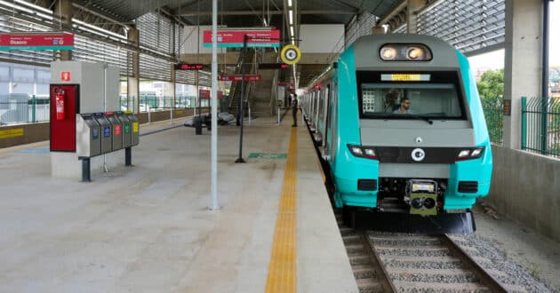 Tren de la serie 8900 de Via Mobilidade, en la estación Varginha de la línea 9. (CC BY SA) GOVERNO DO ESTADO DE SÃO PAULO-Wikimedia Commons. Imagen recortada.