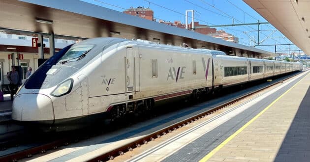 Series 106 train (Talgo Avril) covering a Madrid-Galicia service at Zamora station (CC BY SA) ERNSTKS-Wikimedia Commons. Cropped image.