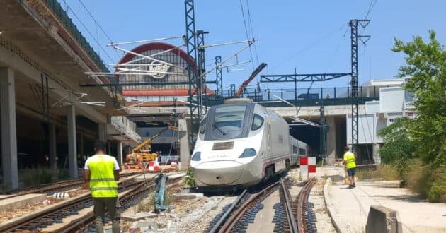 Photo circulating on the networks of the 130 series train derailed in Chamartín on 12 June. AUTHORSHIP UNKNOWN,
