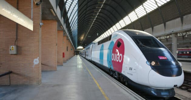 Ouigo 108 series train at Sevilla Santa Justa. © MIGUEL BUSTOS.