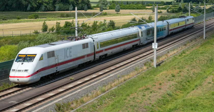 La composición del récord de velocidad, formada por el ICE-S y el coche experimental del Velaro Novo de Siemens.
