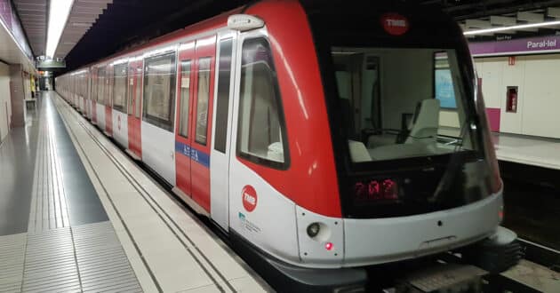 TMB series 9000 train at Para-lel station on line 2 of the Barcelona metro (CC BY SA) 9PM-Wikimedia Commons. Cropped image.