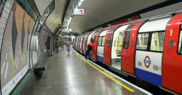Tren de la Northern Line en la estación de South Wimbledon, estación que ahora tiene cobertura móvil. (CC BY SA) CHRIS MCKENNA (THRYDUULF)-Wikimedia Commons. Imagen recortada.