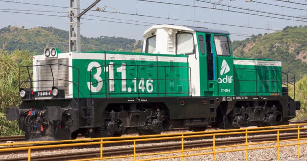 Adif series 311 locomotive at Castellbisbal. ESCURSSO (ORIOL PARIS)-Wikimedia Commons. Cropped image.