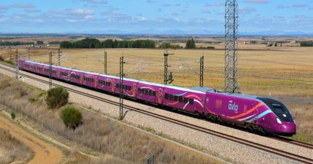 Train of the 106 series covering a Madrid-Gijón Avlo passing through Villacreces, Castilla y León. (CC BY SA) NELSO SILVA-Flickr. Cropped image.