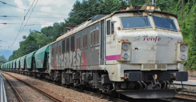 El Musel-Arévalo grain train hauled by a 251 series locomotive. (CC BY NC ND) IAGO_GV. Cropped image.