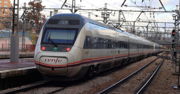 High-speed train of the 121 series making the MD Madrid-Jaén by conventional track (CC BY SA) ANDRÉS GÓMEZ-Flickr. Cropped image.