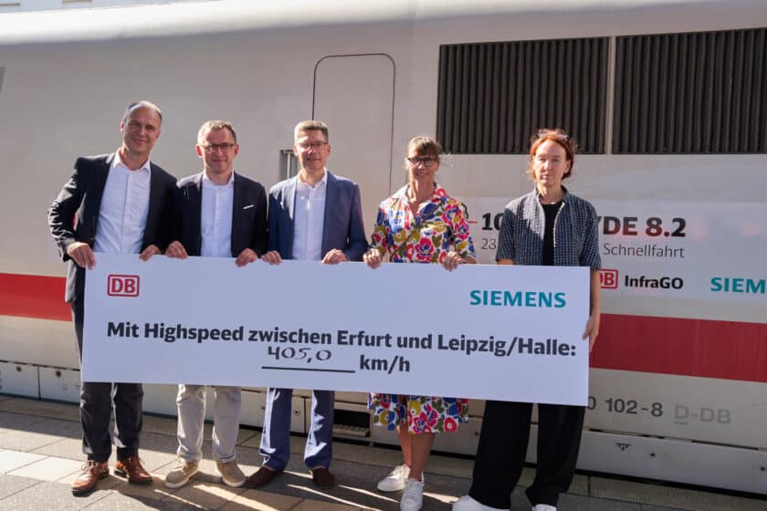 Parte del equipo que trabajó en la prueba, sosteniendo el cartel del récord de velocidad en la LAV Erfurt–Leipzig-Halle. © DEUTSCHE BAHN AG / PATRICK KUCHSFELD /SIEMENS.